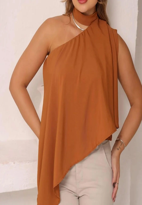 Blusa Gola Assimétrica Caramelo